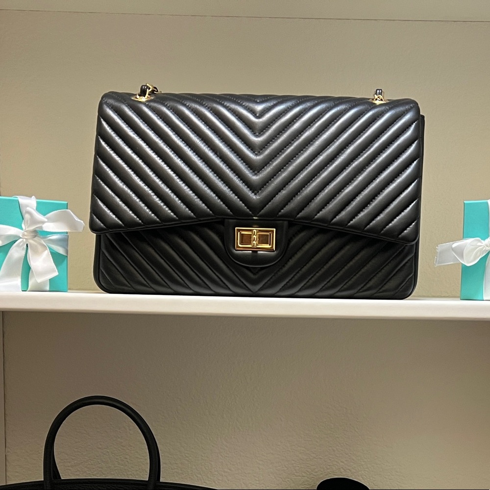 Luxury designer purse. - Picture 2 of 15